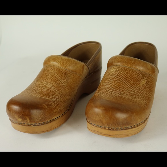 tan dansko clogs